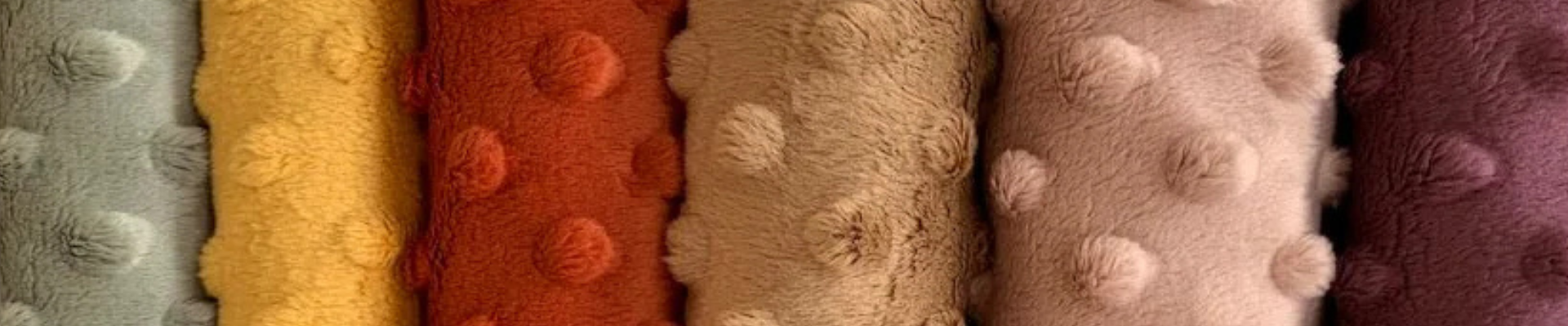 Flauschiges Minky mit Noppen – warme Töne